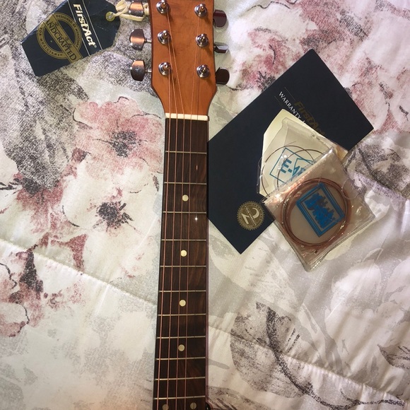 Acoustic guitar - Picture 2 of 3